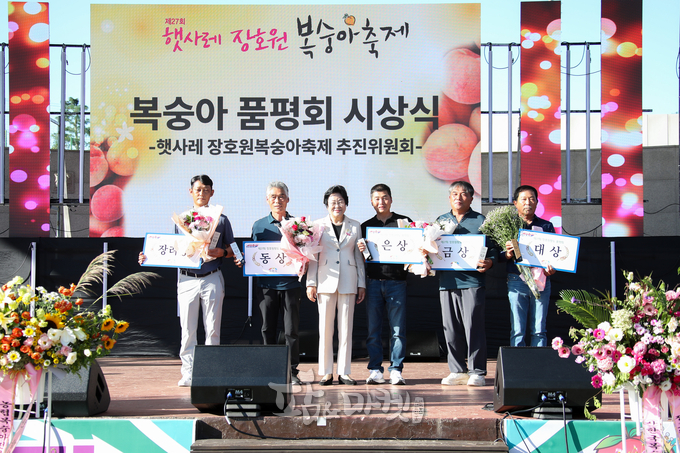 올해 최고 장호원황도 재배 농업인에 이재필(장호원읍 진암리) 씨가 선발돼 대상을 수상하는 영광을 안았다.