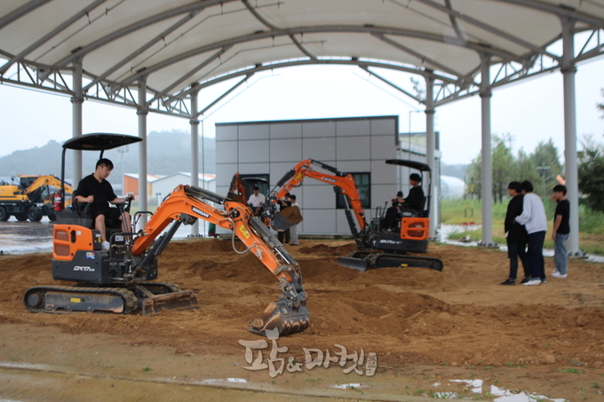 국립한국농수산대학교 재학생은 굴삭기, 트랙터 등 다양한 농업기계에 대한 운전, 정비 교육을 갖는다. 