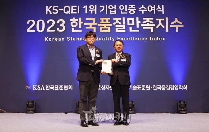 신인철 팜한농 CHO(왼쪽)와 강명수 한국표준협회장(오른쪽)이 지난 20일 서울 소공동 롯데호텔서 열린 ‘2023 한국품질만족지수 인증 수여식’ 후 기념촬영을 했다.