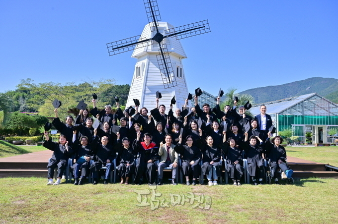거제시농업인대학은 제13기 졸업생 32명을 배출했다. 