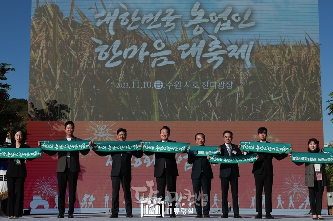 윤석열 대통령깨서 제28회 농업인의 날에 참석하여 농업인들을 응원했다.<br>
