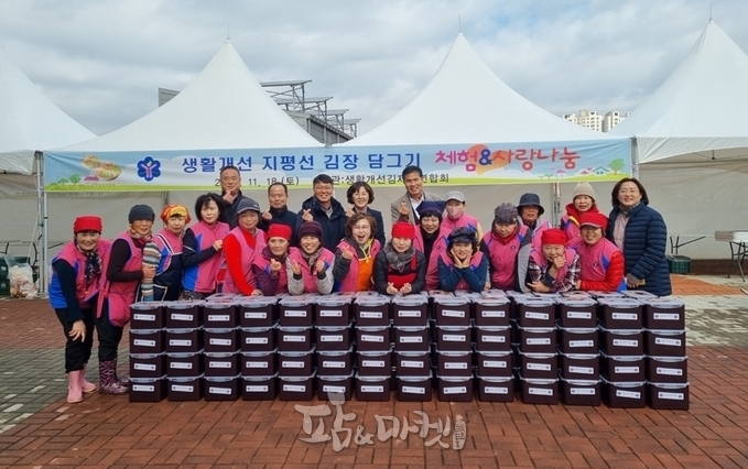 전종숙 한국생활개선 김제시연합회장을 비롯한 회원들이 김장 담그기 체험 및 소외된 이웃에게 김장김치를 나누는 행사를 가졌다.