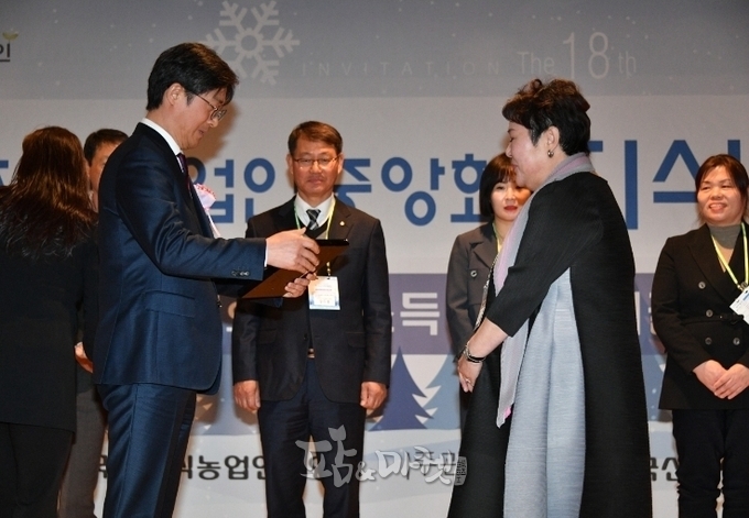 이천시 소재 농업회사법인(주)담은 김경애 대표(사진 오른쪽)가 농림축산식품부가 선정하는 '신지식농업인'에 선발됐다.