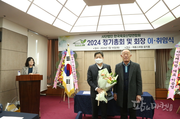 남지푸른육묘 김석호 대표가 농림축산식품부 장관 표창장.