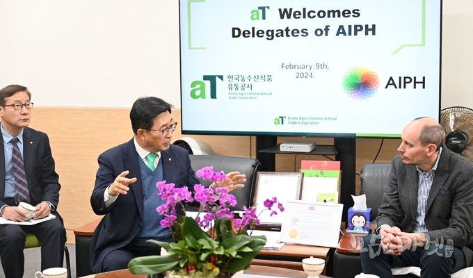 국제원예생산자협회(AIPH) 간담회. 한국농수산식품유통공사 김춘진 사장(우측 2번째), 팀 브리어클리프 AIPH 사무총장(우측 1번째)<br>
