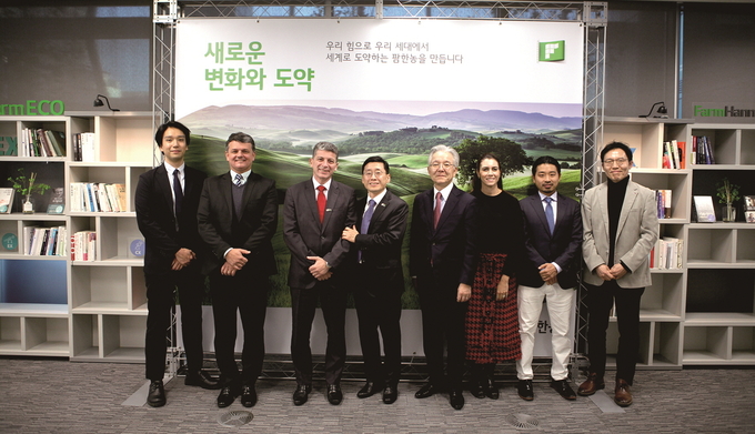 김무용 팜한농 대표(왼쪽에서 네 번째)와 마르셀루 오로피누 대표(왼쪽에서 세 번째)가 기념촬영을 하고 있다.