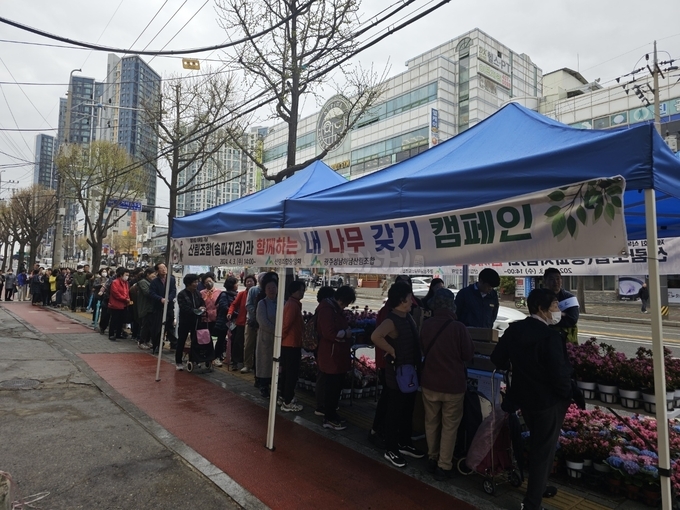 중앙회·광주성남하남산림조합 송파지점·김제산림조합 송파지점은 3일 각 청사 앞에서 식목일을 기념해 ‘내 나무 갖기 캠페인’을 실시했다.
