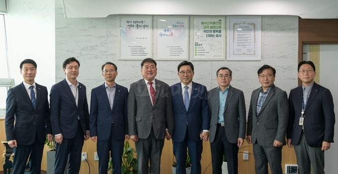 한국농수산식품유통공사 김춘진 사장(우측 4번째), 나주배원예농협 이동희 조합장(우측 5번째).