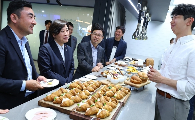 신세계푸드는 가루쌀로 만든 우유, 치즈, 크림, 베이커리류 등을 선보였다.