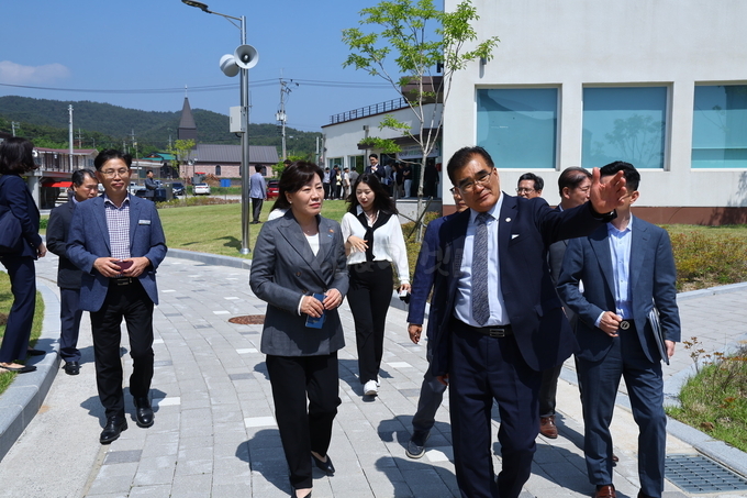 유휴시설 활용공간 및 빈집시찰(송미령 장관 오른쪽이 김기웅 서천군수).