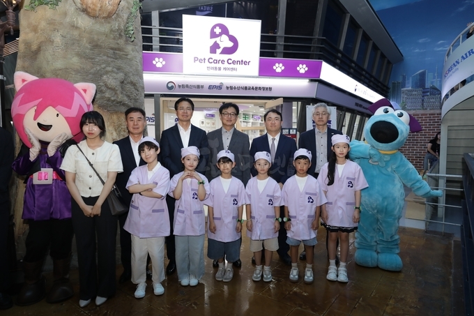 <br>
강형석 기획조정실장은 8월 5일 ‘반려동물 케어센터’ 개관식에 참여하여 관계자들을 격려하고, 어린이들이 수의사와 동물보건사 업무를 체험하는 모습을 참관했다.
