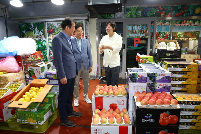 송미령 장관은 사과, 배 등 과일 경매 현장을 살폈다.