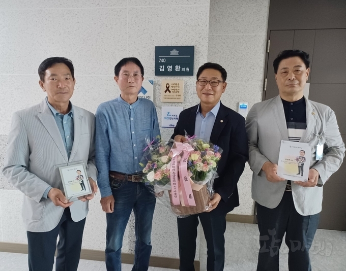 한국화훼자조금협의회(회장 서용일)는 지난 8월 30일 서울 국회의원회관에서 더불어민주당 김영환(경기 고양시정, 기획재정위원회·예산결산특별위원회) 의원을 ‘꽃을 사랑하는 국회의원’으로 위촉했다. 사진 왼쪽부터 자조금협의회 서용일 회장, 경기도장미연구회 정수영 회장. 김영환 의원, 한국화훼농협 유석룡 조합장 모습.