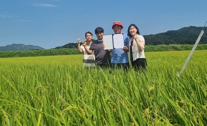 공주시 신풍면 저탄소 농축산물 인증 획득 농가와 기뻐하는 공주시농업기술센터 기술보급과 김희영 과장, 신풍면저탄소벼작목회 이부형 대표, 김응재 농업인, 김수환 농촌지도사.
