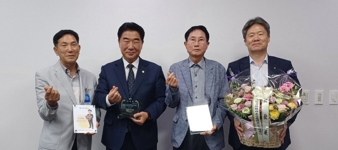 한국화훼자조금협의회는 지난 10월 2일 서울 국회의원회관에서 더불어민주당 이기헌(경기 고양시병) 의원을 ‘꽃을 사랑하는 국회의원’으로 위촉했다. 사진 왼쪽부터 자조금협의회 서용일 회장. 이기헌 의원, 경기도장미연구회 정수영 회장, 한국화훼농협 장기남 상임이사 모습.