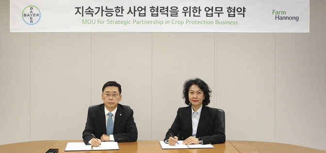 김무용 팜한농 대표(왼쪽)와 이지숙 바이엘크롭사이언스 대표가 ‘지속가능한 사업 협력을 위한 업무 협약’에 서명하고 있다.