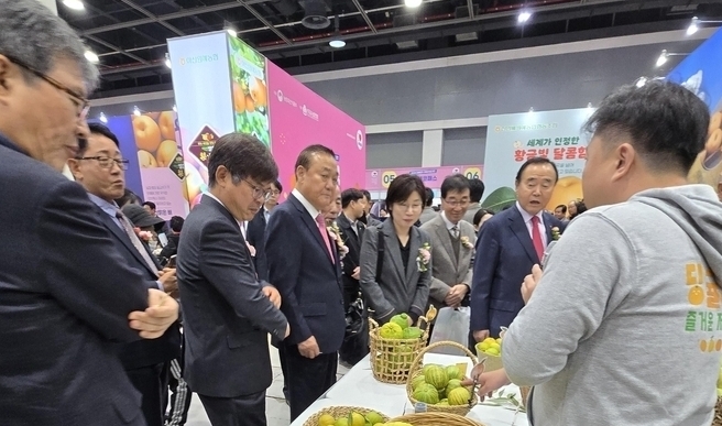 농식품부 박수진 식량정책실장이 제주 감귤을 둘러보고 있다.