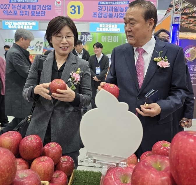 박수진 식량정책실장과 대화 나누는 박철선 회장