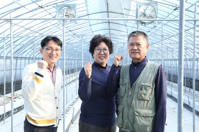 사진 왼쪽 이성준 농촌지도사와 함께.