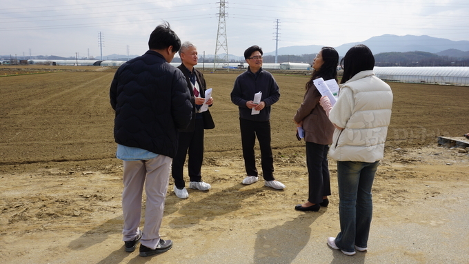 이상만 부장은 약제방제 시험 추진 현황을 점검하고, 아산시 농업기술센터 이미용 과장, 채소 팀장과 함께 현장 의견을 나눴다.
