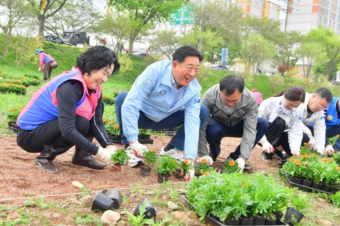 현장을 찾아 일손을 거든 김한종 장성군수와 농업인단체.