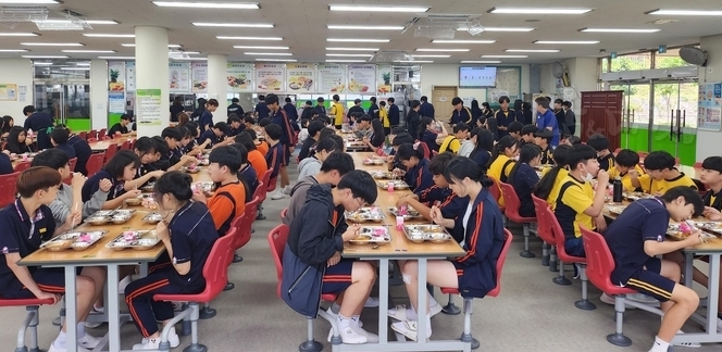 국산 밀 데이 학교 급식 현장.