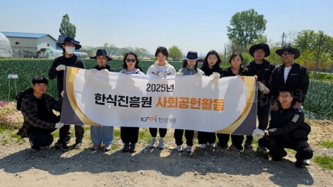 딸기밭 정비 및 수확 작업 등을 도우며 일손을 보탰다.
