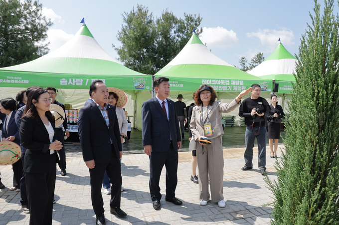 청주시 도시농업 페스티벌 개장식때 이범석 시장 관람.