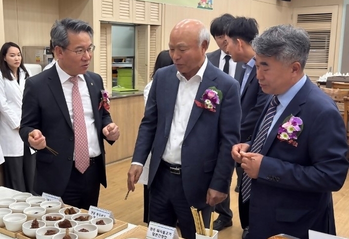 박서홍 농협경제지주 농업경제대표이사(왼쪽 1번째)가 14일 서울 중구 농협중앙회 본관에서 박광욱 도드람양돈농협 조합장(2번째), 윤홍선 고삼농협 조합장(3번째)과 고령 친화형 간편 조리식을 시식하고 있다.