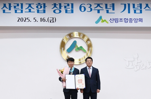 최창호 산림조합중앙회장(오른쪽)과 동탑산업훈장을 받은 한 민 광주전남지역본부장이 시상 후 기념촬영을 하고 있다.
