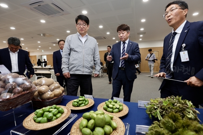 권재한 농촌진흥청장, 김동훈 원장이 강원도 농산물에 대해 대화. 
