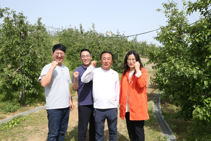 사진오른쪽부터 아산시농업기술센터 농업기술과 이미용 과장, 송근홍 대표, 아산원예농협 김주농 팀장, 박세영 농촌지도사는 아산사과산업을 응원했다.