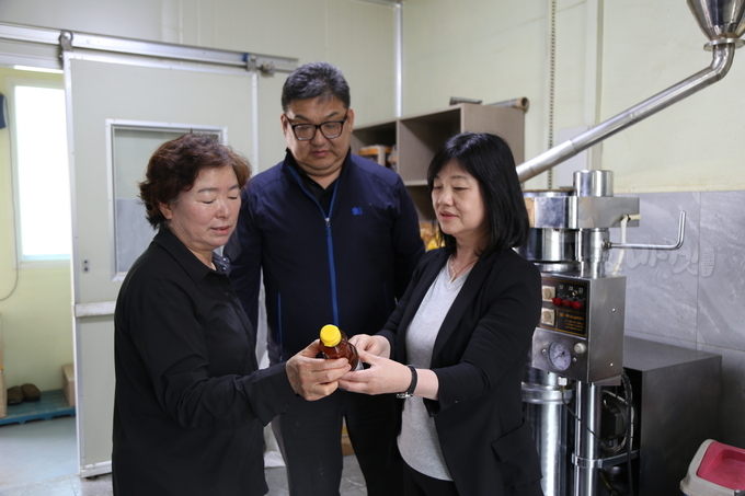 경기도농업기술원 이영수 과장(오른쪽), 한재수 팀장과 대화하는 임춘랑 대표.