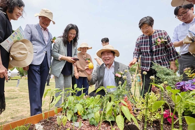 오세현 시장(사진 가운데)이 축제 현장을 둘러보고 있다.