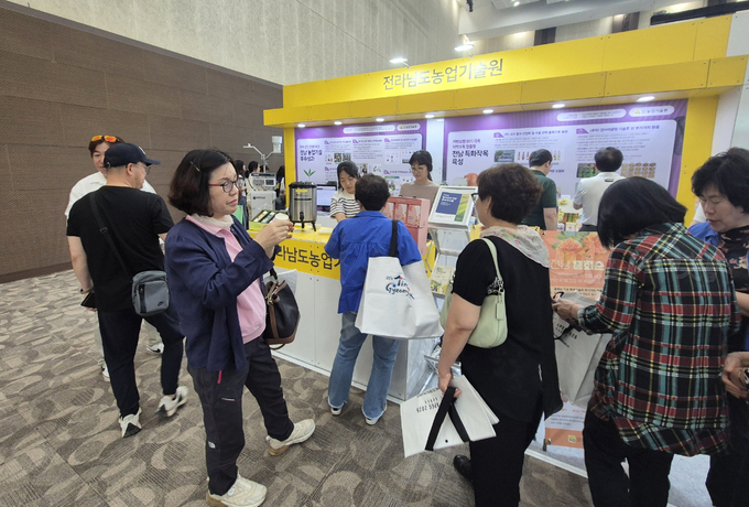 전남농기원이 개발한 연구개발(R&D) 성과물을 관람하고 있다.