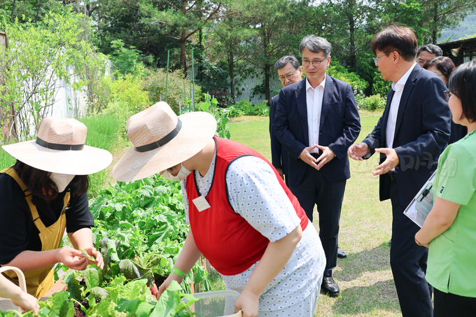 농업과 의료가 융합한 치유농업의 확산.