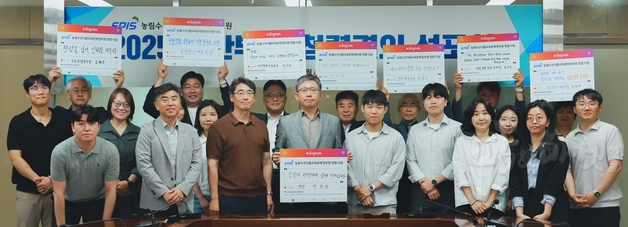 청렴한 조직문화 조성을 위한 실천 의지를 다졌다.(첫째줄 왼쪽에서 네번째 윤동진 원장)<br>