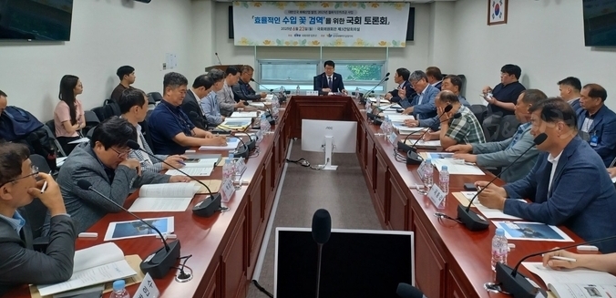 한국화훼자조금협의회는 지난 23일 국회의원회관 제3간담회실에서 더불어민주당 임호선 의원실과 공동으로 『효율적인 수입 꽃 검역을 위한 국회 토론회』를 개최했다.
