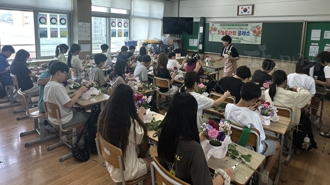 한국화훼자조금협의회는 절화의무자조금 ‘드림플라워 클래스’ 사업을 전국적으로 진행하고 있다. 사진은 지난 6월 18일 충남 예산군 예산초등학교에서 진행된 ‘꽃바구니 만들기 체험 교실’ 모습.