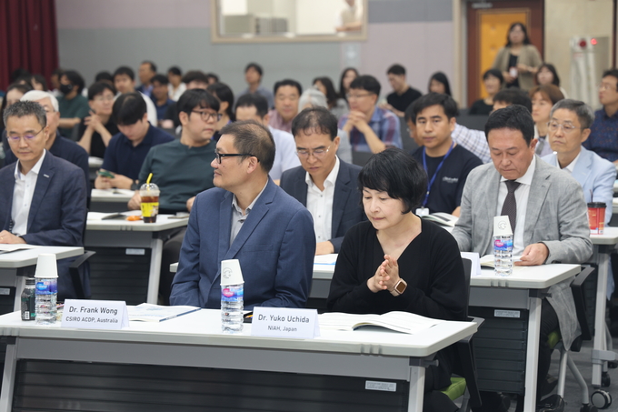 해외연자(좌, 호주 Dr.Frank Wong, 우, 일본 Dr.YuKo Uchida).