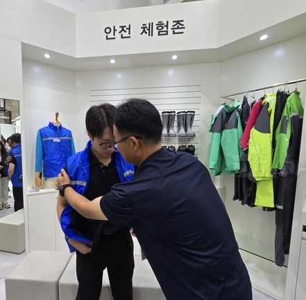 ‘에어냉각조끼’ 체험.