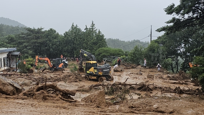 산림조합중앙회와 회원조합은 경남 산청 등 폭우 피해가 극심한 지역을 중심으로 인력과 장비를 동원해 피해복구를 돕고 있다. 사진은 굴착기로 수해지역을 정비하고 있는 모습.