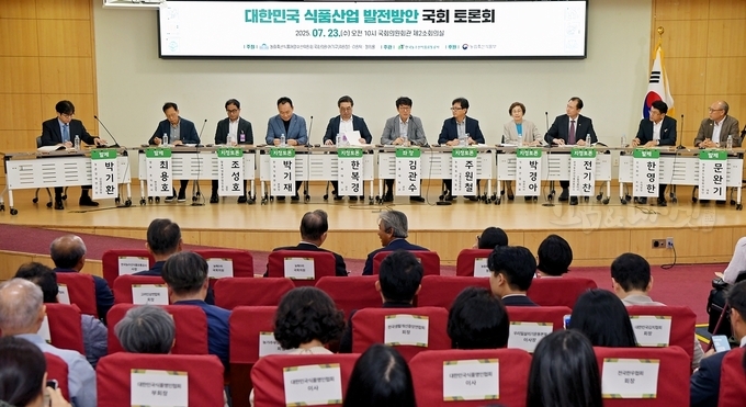 서울대학교 김관수 교수(좌측 6번째), KREI 박기환 선임연구위원(좌측 1번째), 샘표(주) 최용호연구실장(좌측 2번째), 발효미생물산업진흥원 조성호 실장(좌측 3번째), 한국식품연구원 박기재 본부장(좌측 4번째), 고려대학교 한복경 교수(좌측 5번째), 농림축산식품부 주원철 식품산업정책관(좌측 7번째), 식품산업협회 박경아 전무이사(좌측 8번째), aT 전기찬 수출식품이사(좌측 9번째), ㈜오리온 한영한 수석부장(좌측 10번째), 세준푸드(농)(주) 문완기 대표(좌측 11번째)
