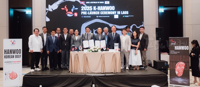 전체 기념촬영 라오스 농업환경부 통짠차관-LABA 캄라부회장-한양수 한우협회부회장-김영원 한우협회 전무-정영수 주라오스 대민국 대사.