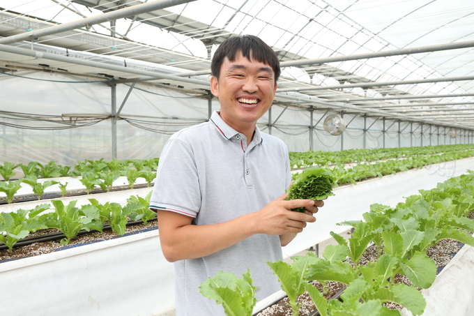 안성에서 스마트팜으로 상추와 딸기를 재배하는 최찬규 청년농업인.