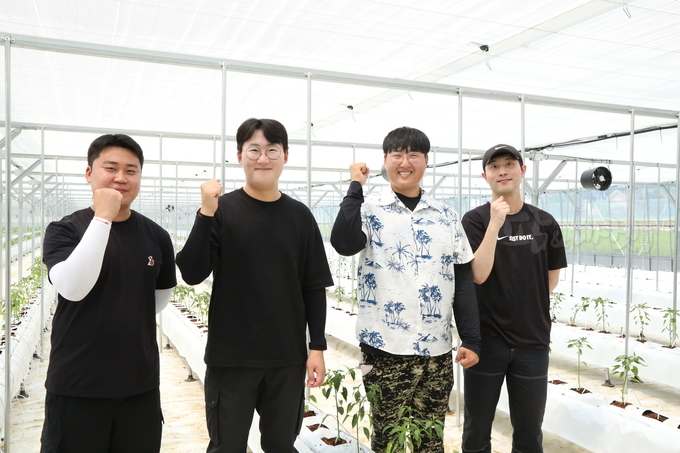 청양군농업기술센터 지도사들과 이호성 회장과 귀농 청년농업인.