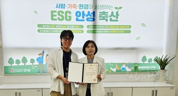 경기도의회 보건복지위원회 부위원장 황세주 의원(더불어민주당, 비례)은 직접 김수빈 주무관에게 표창