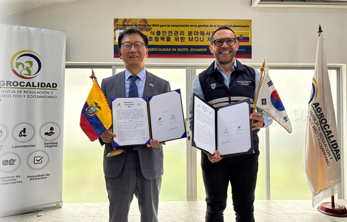 해썹인증원, 에콰도르 농산물품질보증기구(AGROCALIDAD) 업무협약 체결. (왼쪽) 해썹인증원 한상배 원장, (오른쪽) 에콰도르 농산물품질보증기구(AGROCALIDAD) Wilson Patricio Almeida Granja 청장
