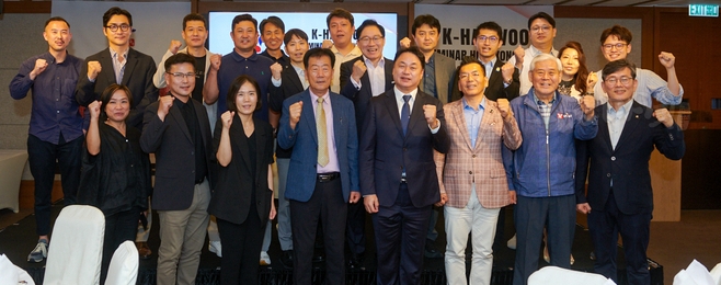 2025 홍콩 K-한우세미나에 참석한 한우 수출사 및 현지 수입사, 한인단체, 기관 등이 함께 기념촬영을 하고 있다.