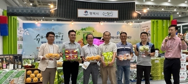 이우진 평택시 농업기술센터소장(왼쪽에서 네번째), 원영구 농업기술센터 유통과 과장, 평택시 및 농협 관계자, 평택시로컬푸드재단 등이 참여해 평택 농산물의 매력을 현장에서 직접 소개했다.